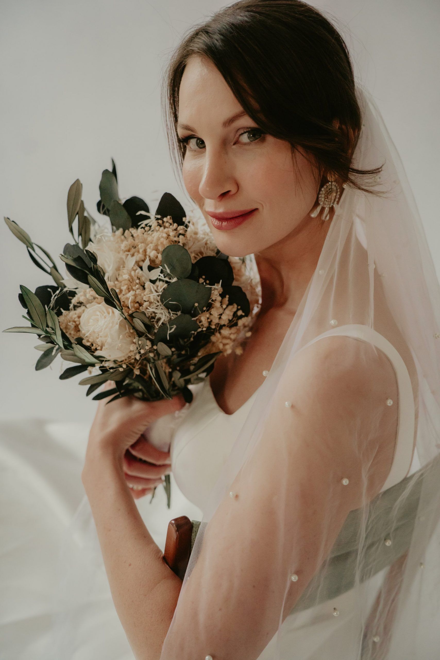 Braut trägt handgefertigten Schmuck und Haarkranz von Elise’s Atelier – natürliche Hochzeitsaccessoires aus Trockenblumen.