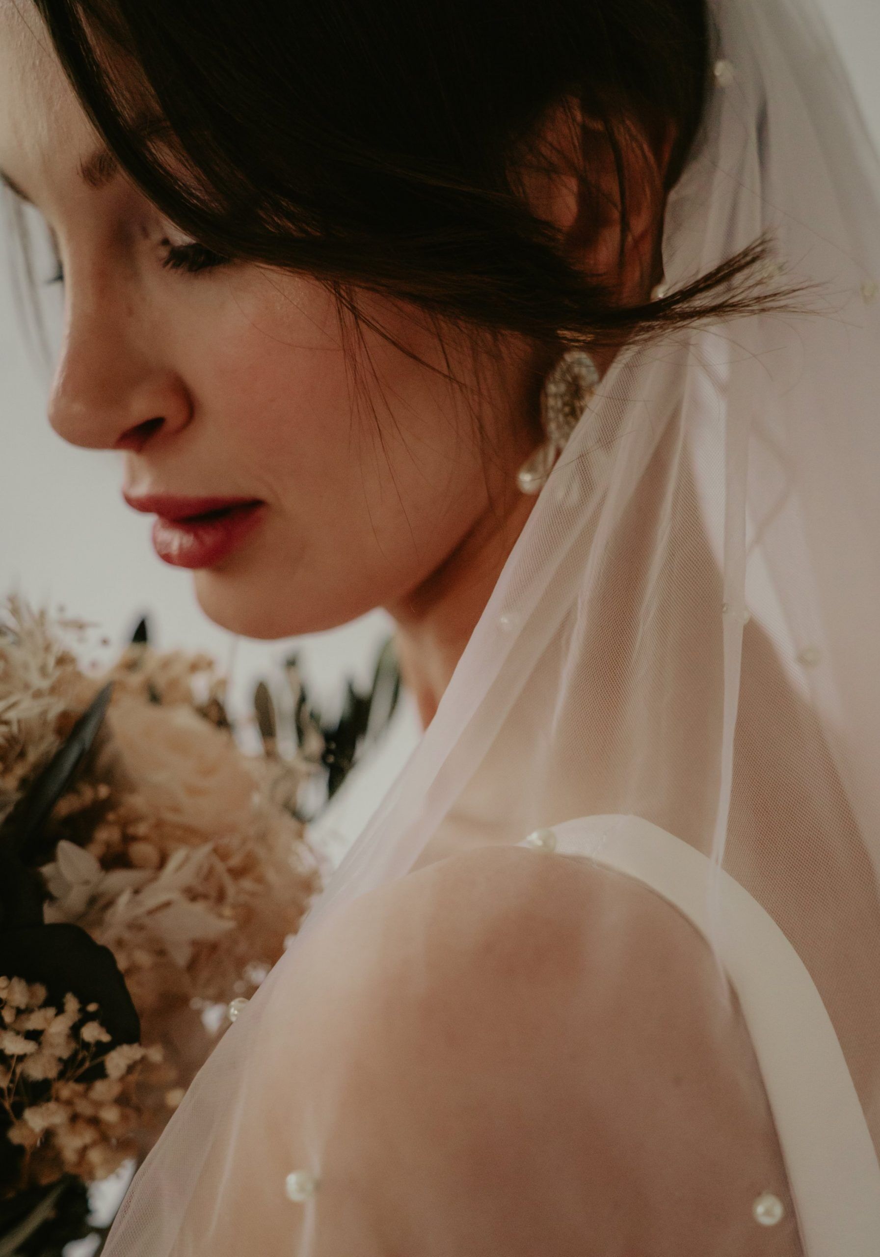 Braut mit handgefertigten Ohrringen von Elise's Atelier – Stilvoller Hochzeitsschmuck.