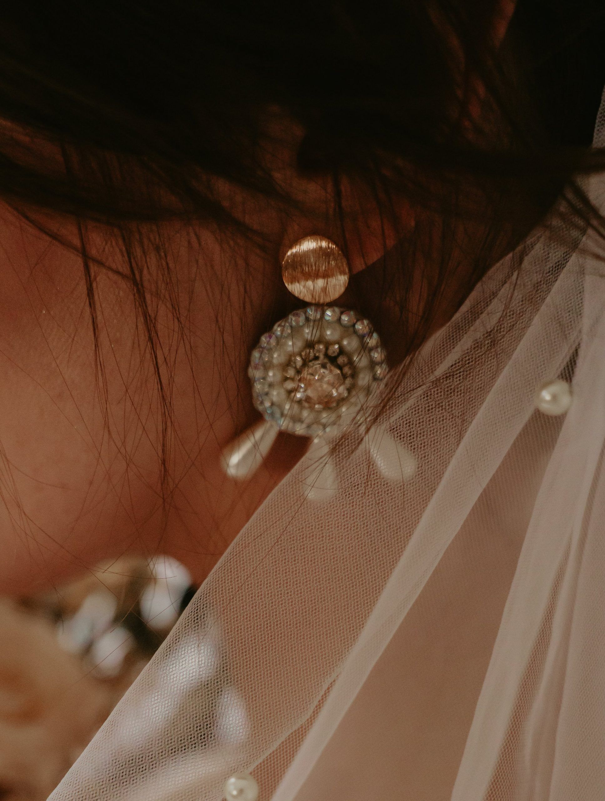 Diese handgefertigten 18K vergoldeten Ohrringe vereinen einen funkelnden champagnerfarbenen Stein, dezente Glitzersteine und drei tropfenförmige Perlen zu einem luxuriösen Design