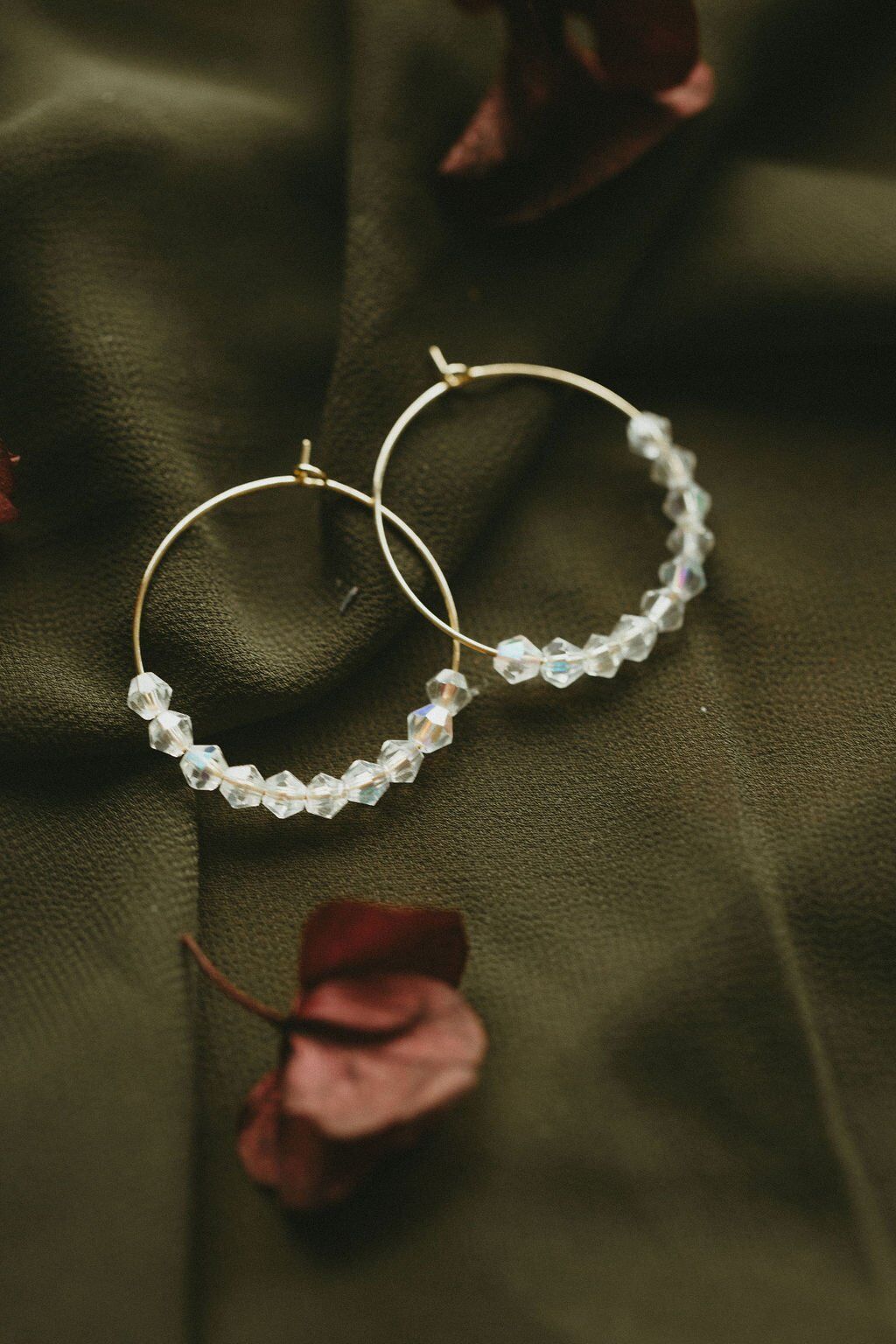 Elegante 18K vergoldete Creolen mit facettierten Glasperlen