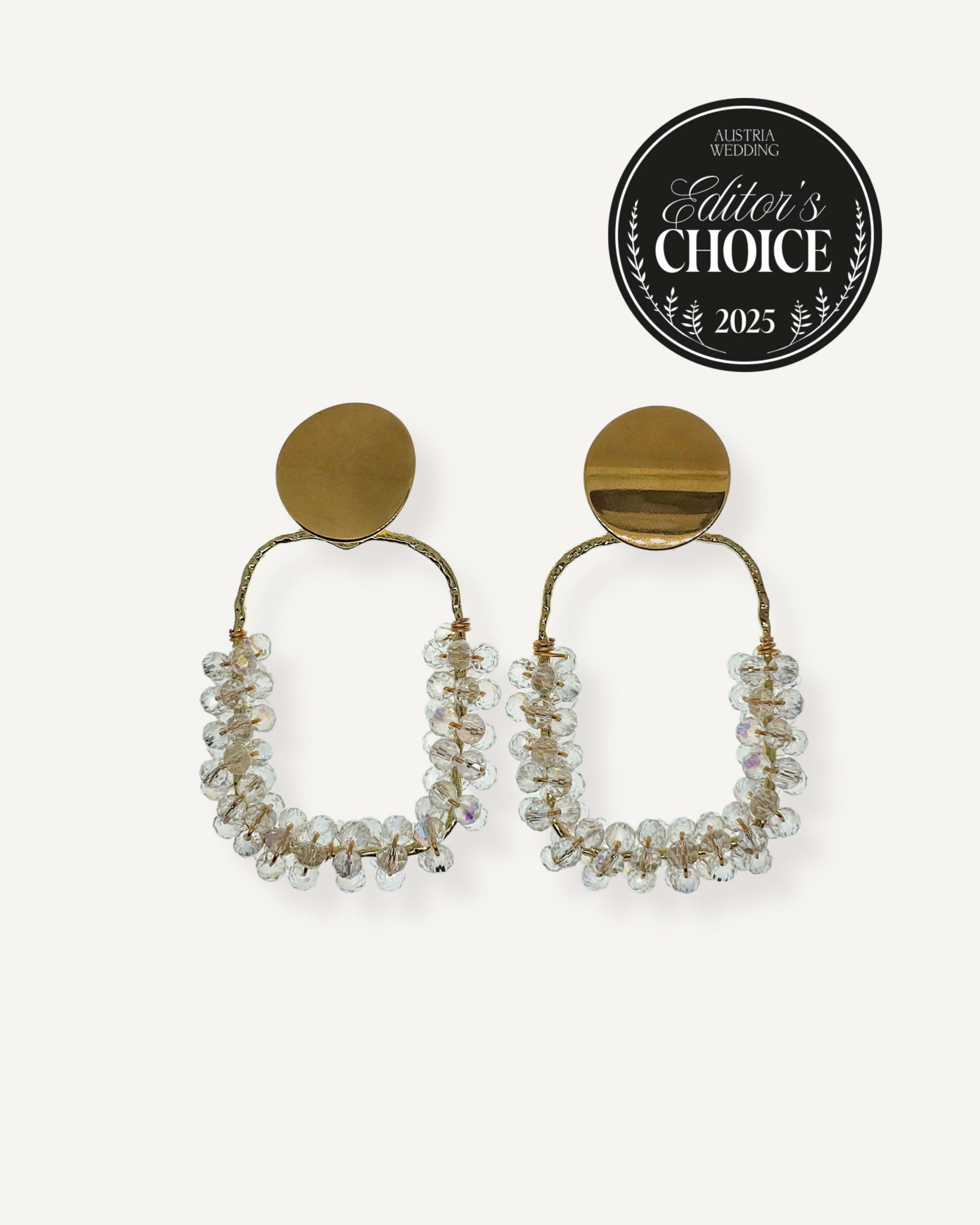 Handgefertigten Ohrringe aus der Crystal Collection bestehen aus schimmernden, erröteten Glasperlen, die kunstvoll in einem eleganten quadratischen Rahmen angeordnet sind. Der mattgoldene Ohrstecker