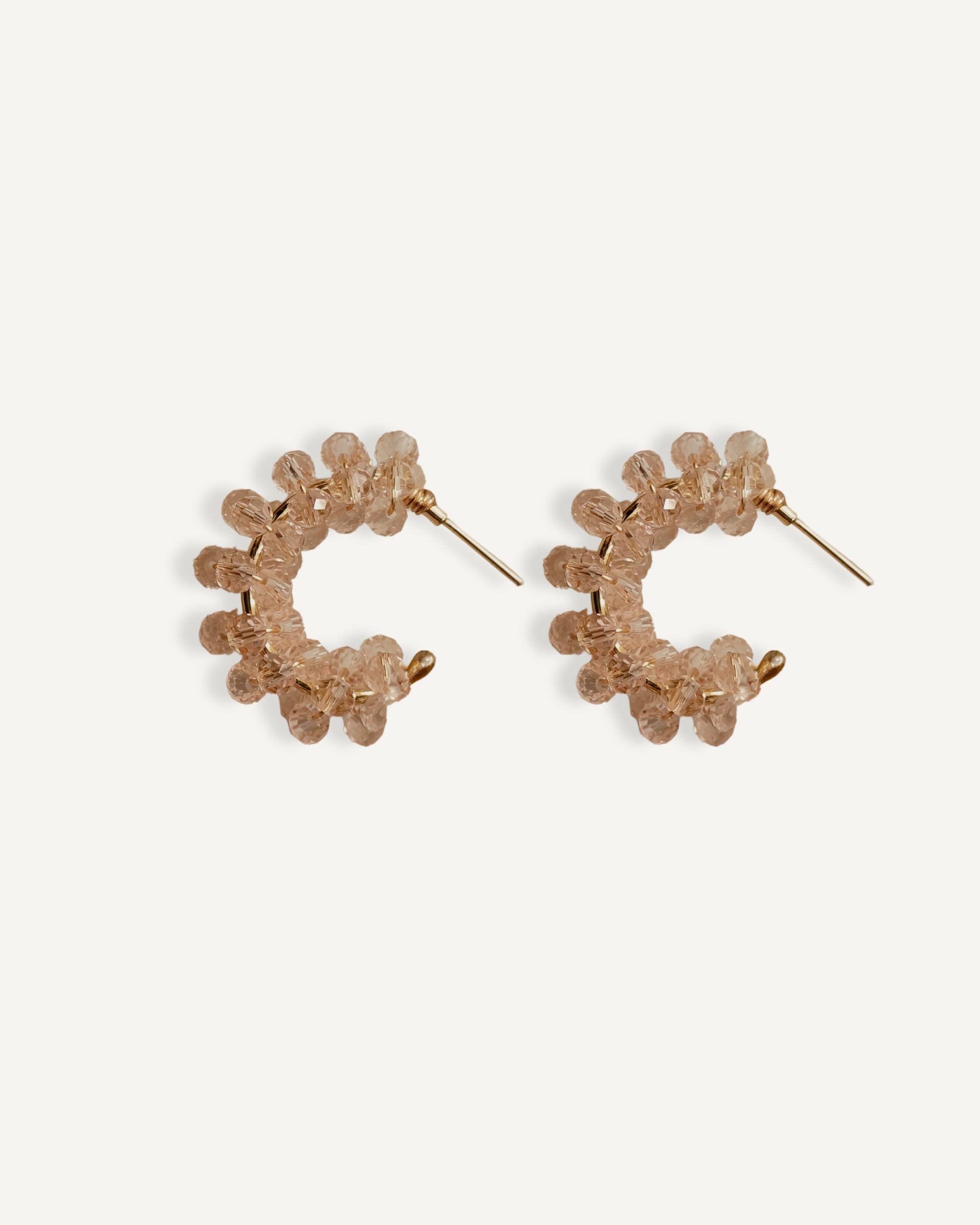 Ohrrimge mit 18K gold und schimmernden Glasperlen zu einem eleganten und zeitlosen Brautaccessoire