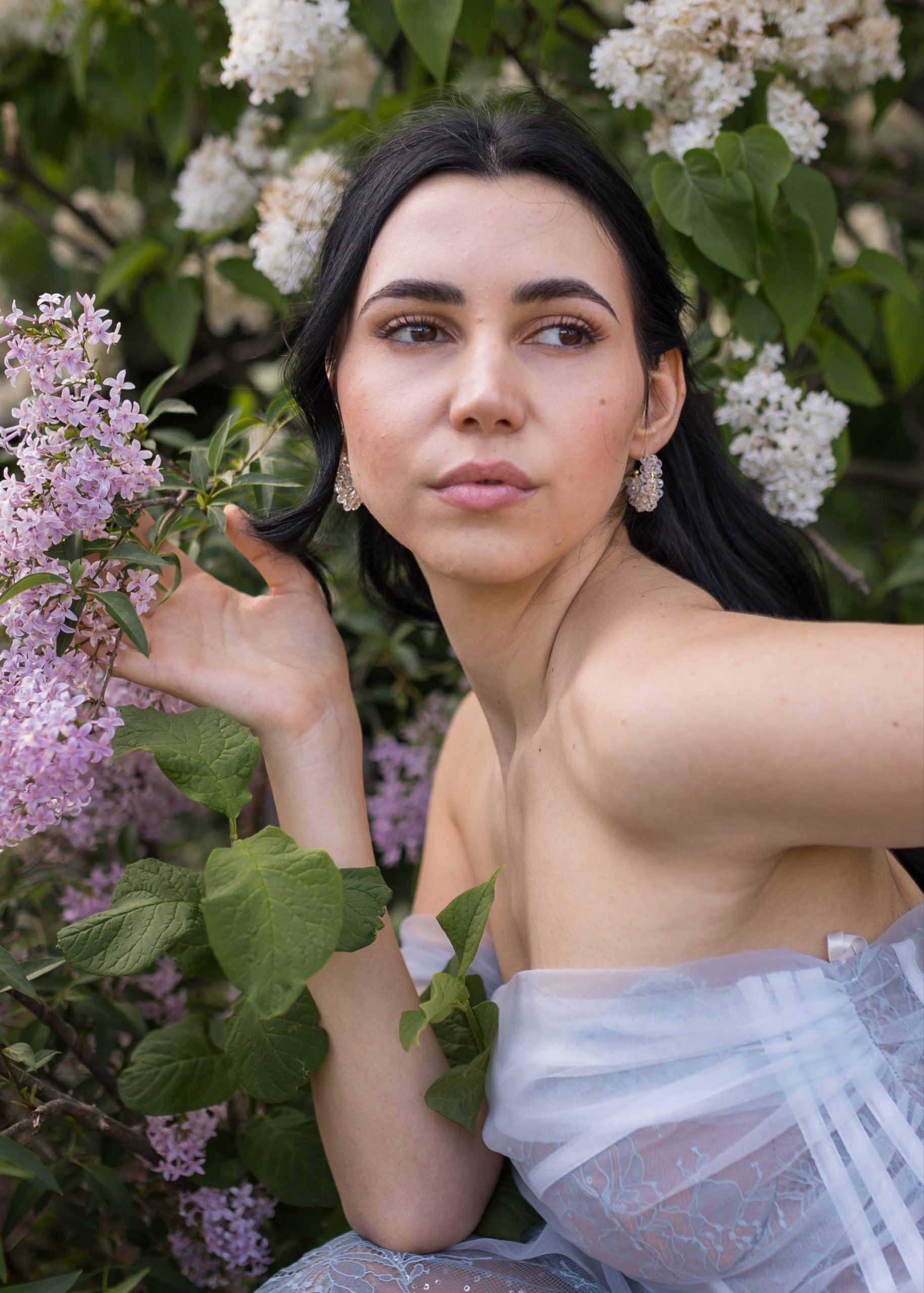 Frau trägt handgefertigte Ohrringe aus der Crystal Collection von Elise’s Atelier