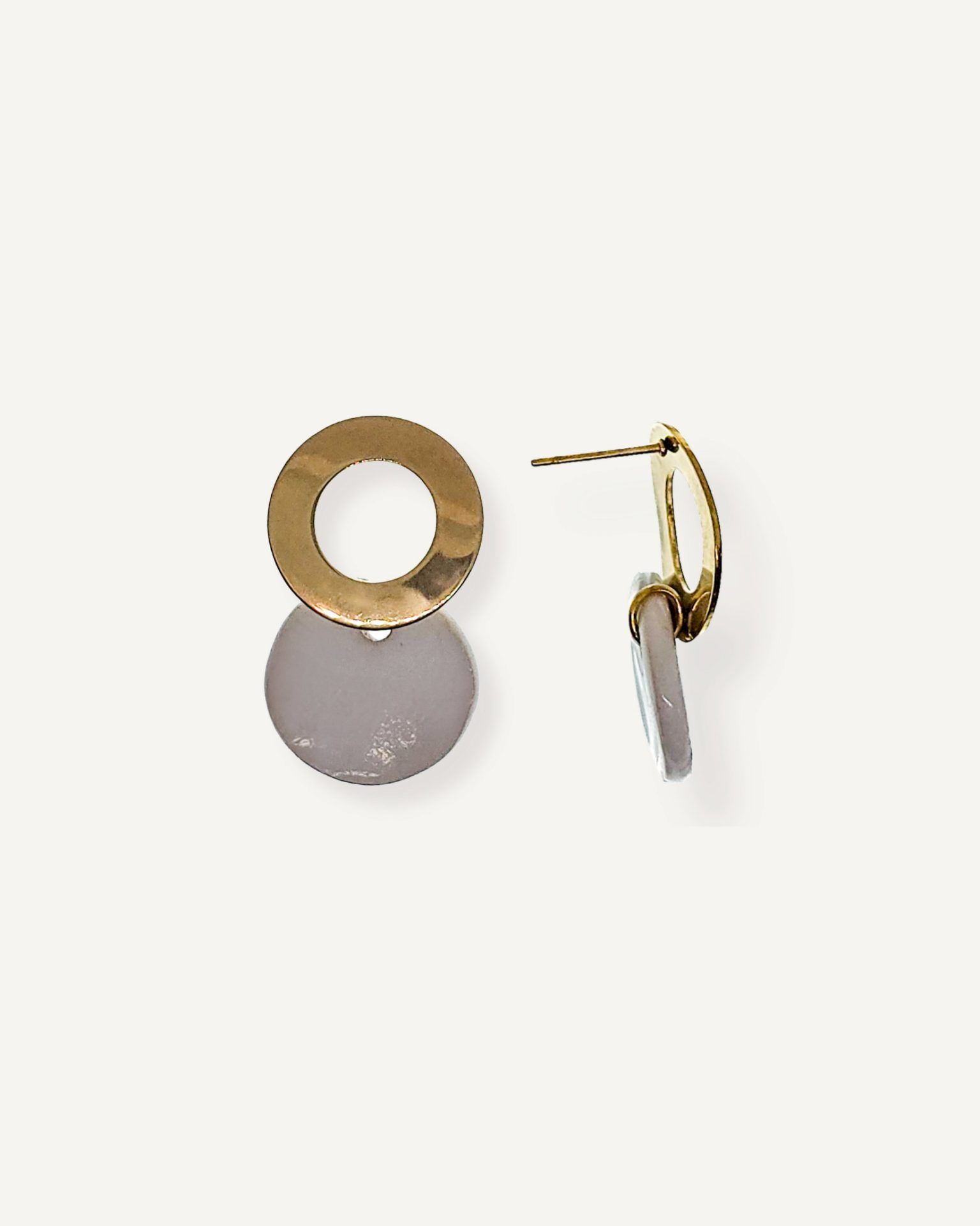 Handgemachte Keramik-Ohrringe in Weiß mit goldfarbenem Edelstahlstecker, antiallergisch, modernes Design