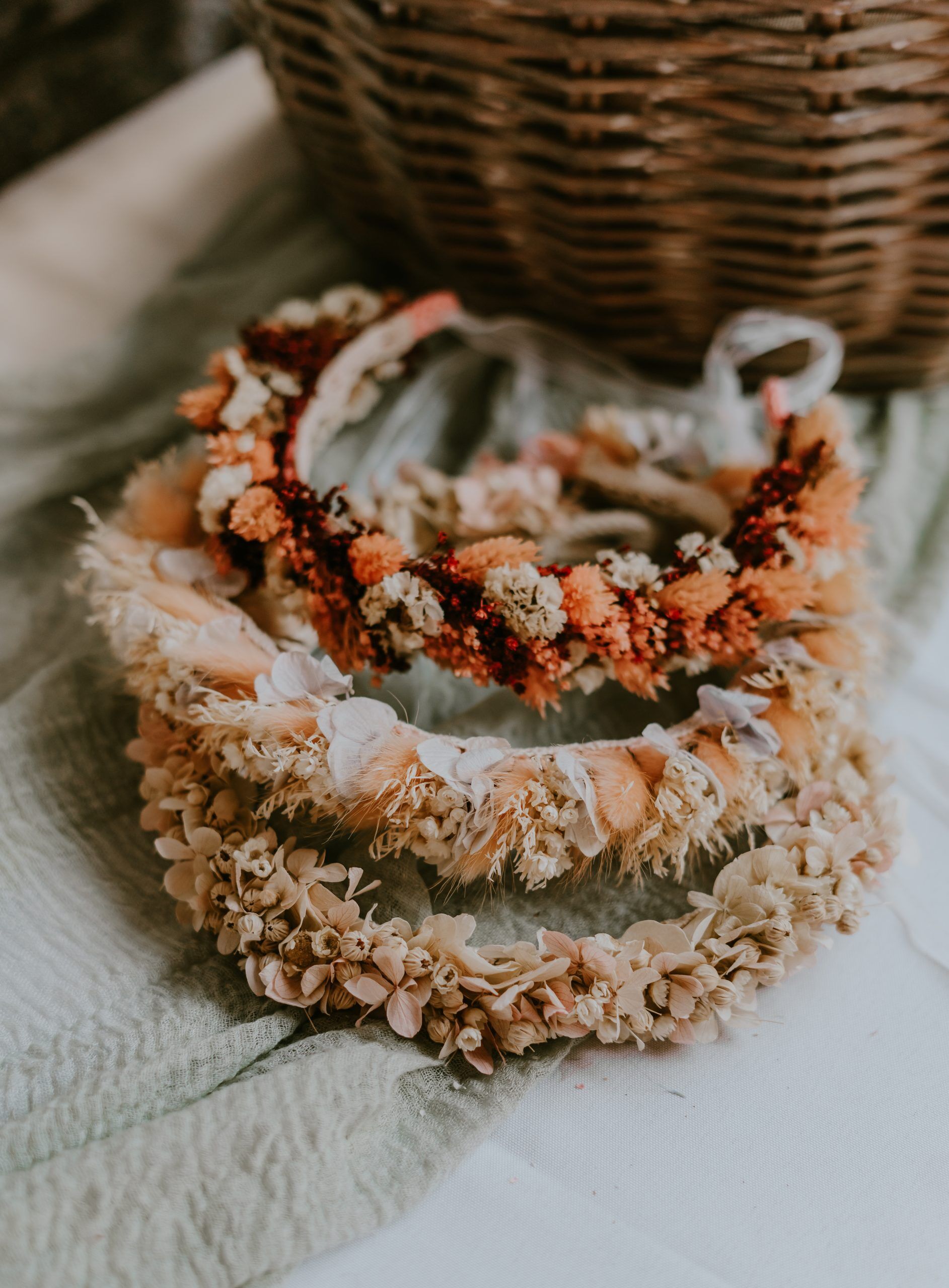 Braut und Freundinnen gestalten Haarkränze beim Bride Craft Brunch bei Elise’s Atelier