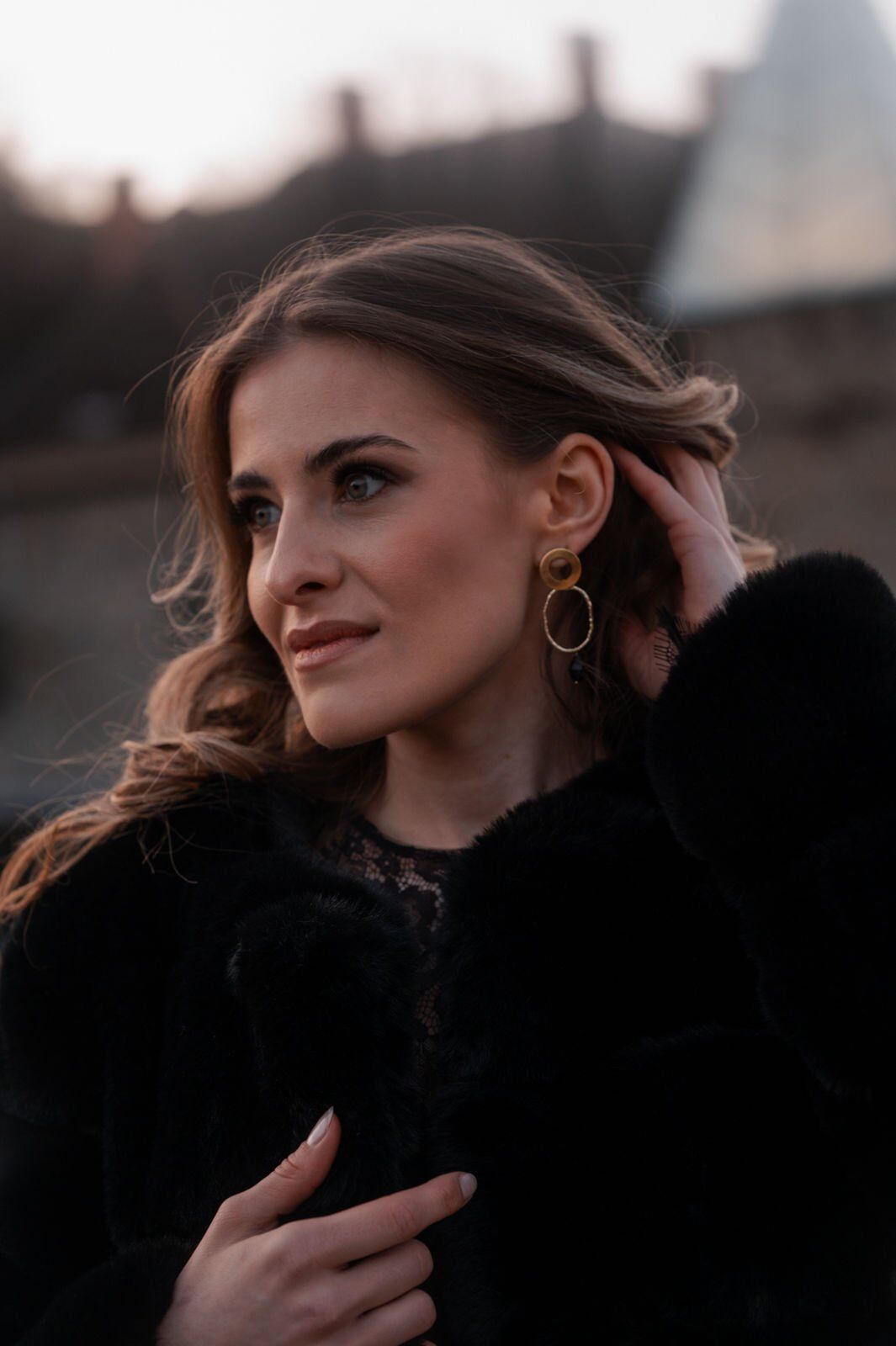 Die Golden Eclipse Ohrringe vereinen goldene Eleganz mit mystischer Tiefe. Ein kreisförmiger Stecker mit offener Mitte, ein rustikaler ovaler Ring und eine fein geschliffene schwarze Glasperle verleihen ihnen einen edlen, modernen Look