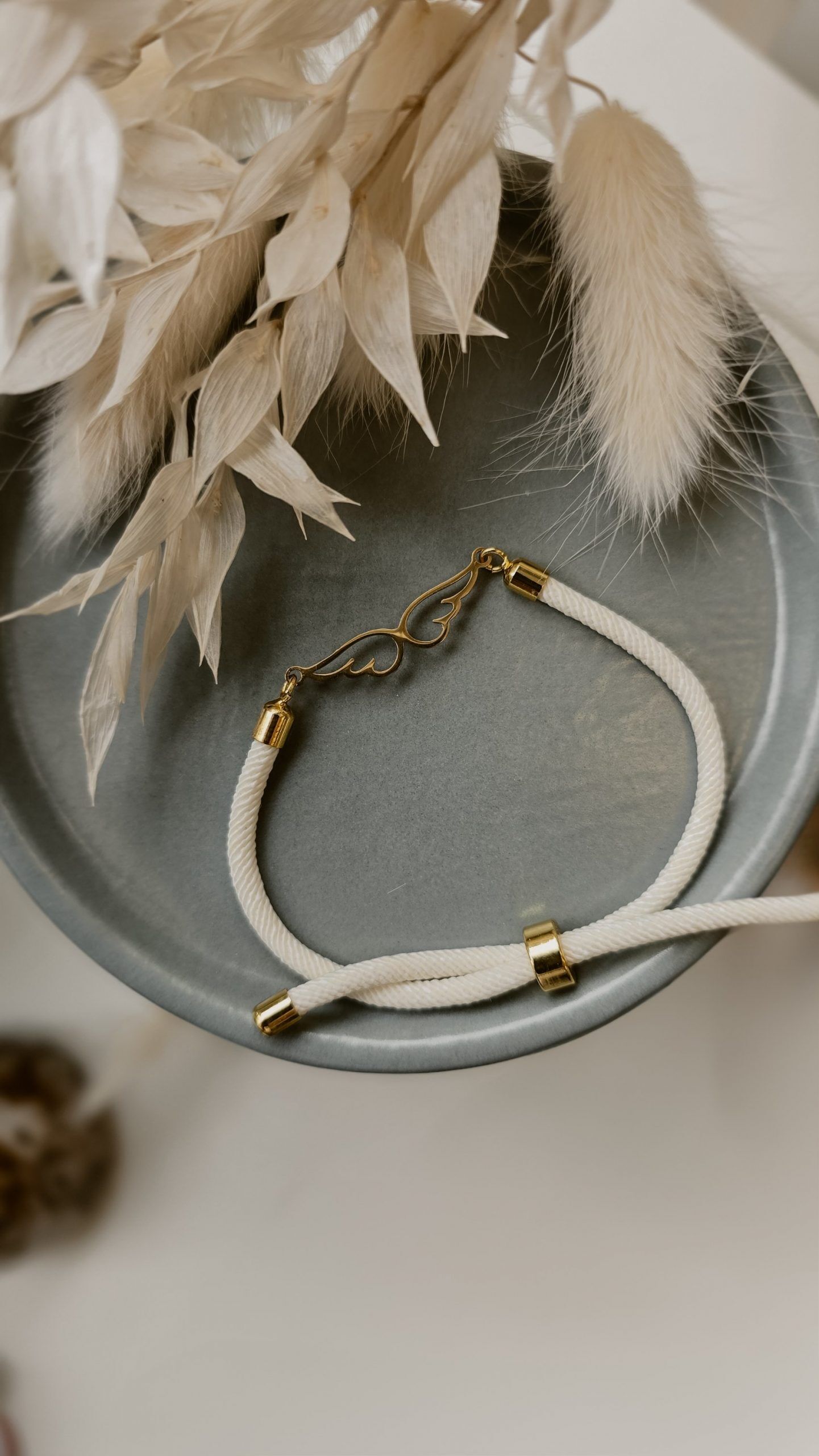 Handgefertigtes Engelsflügelarmband mit Goldanhänger