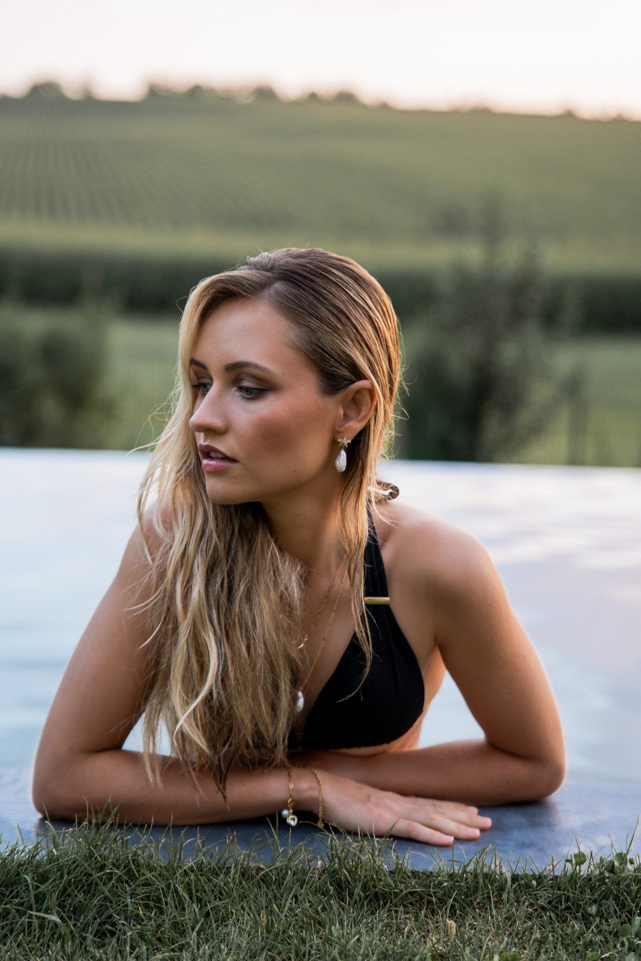 Mädchen im Pool, Blonde lange Haare, mit Ohrringe und Ketten