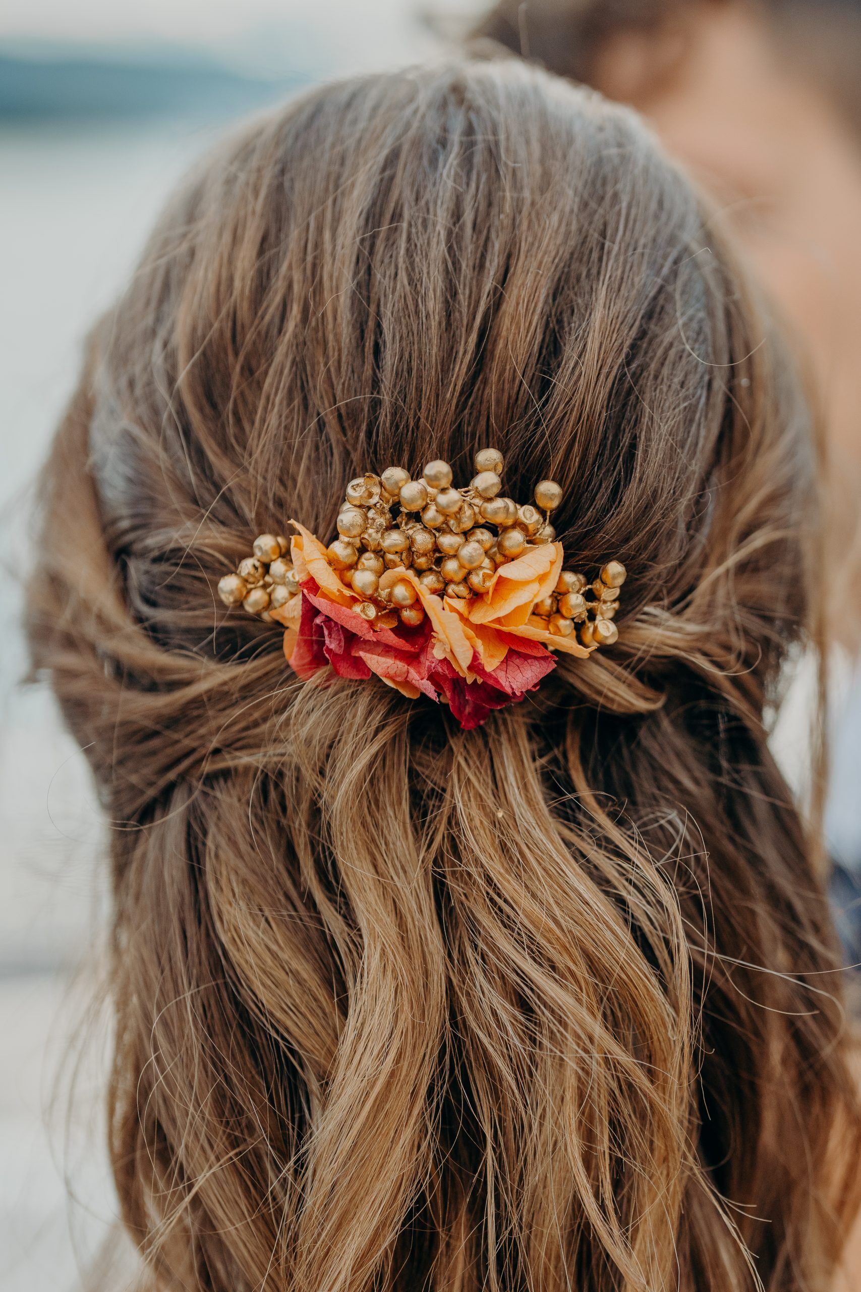 Braut trägt handgefertigten Schmuck und Haarkranz von Elise’s Atelier – natürliche Hochzeitsaccessoires aus Trockenblumen.