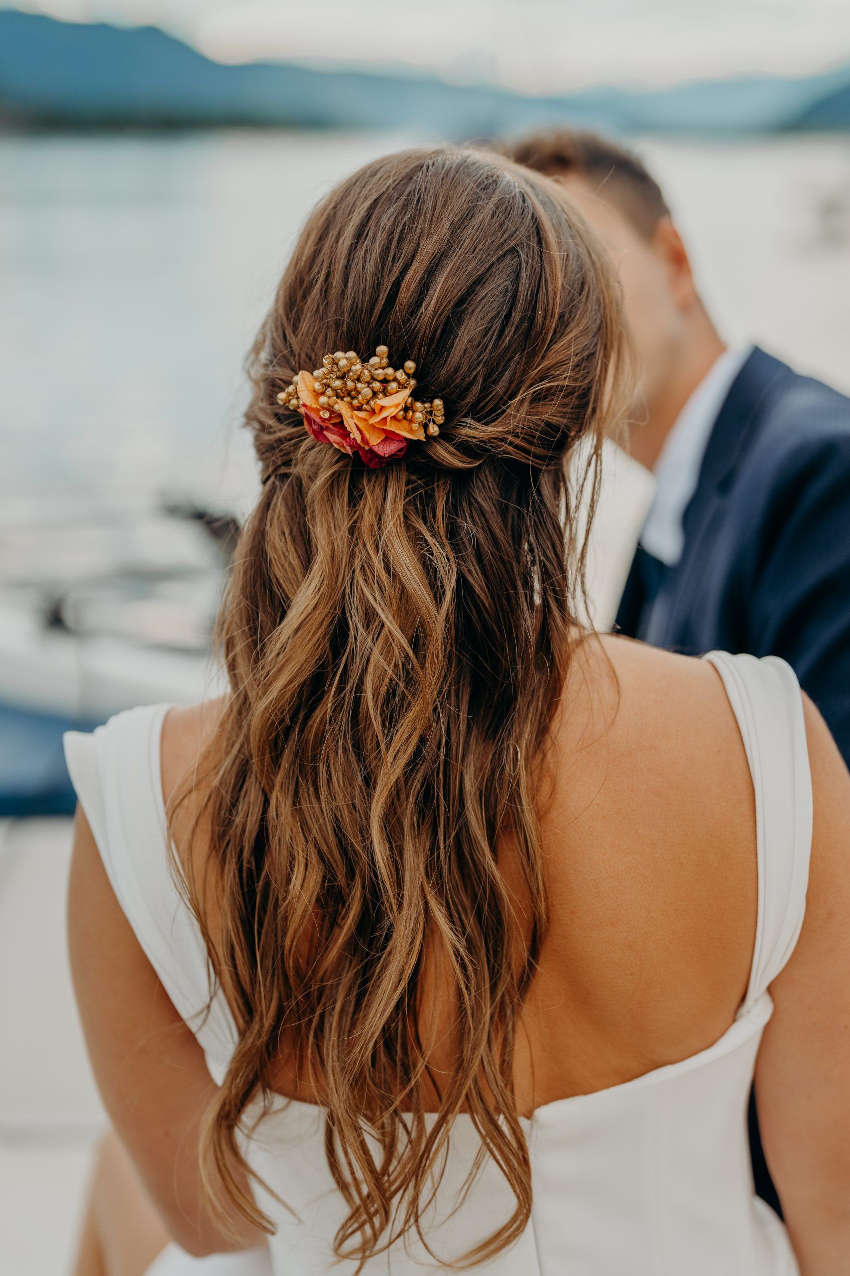 Braut trägt handgefertigten Schmuck und Haarkranz von Elise’s Atelier – natürliche Hochzeitsaccessoires aus Trockenblumen.