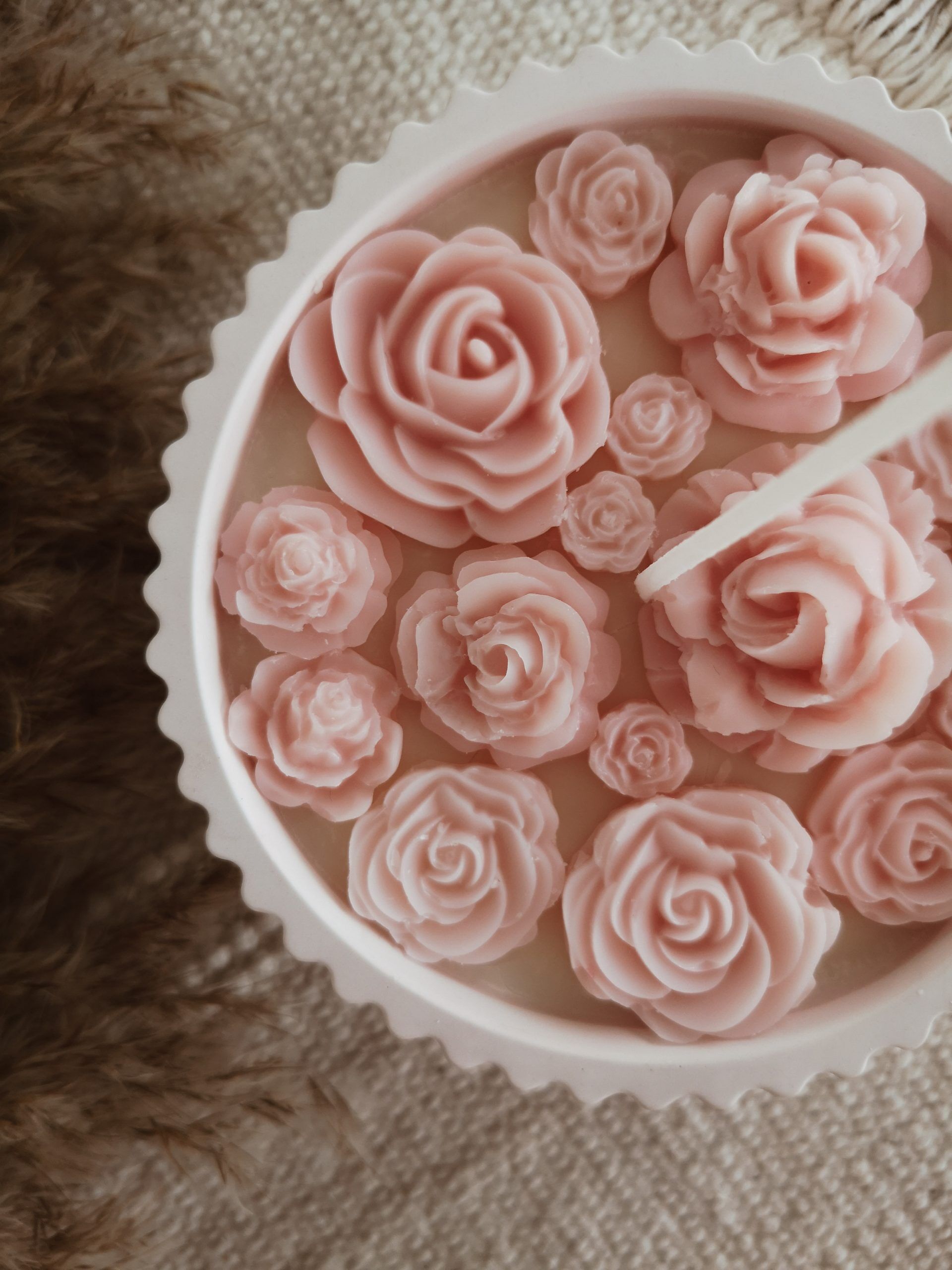 Sojawachskerze in Gipsform mit Rosen | Handgegossen