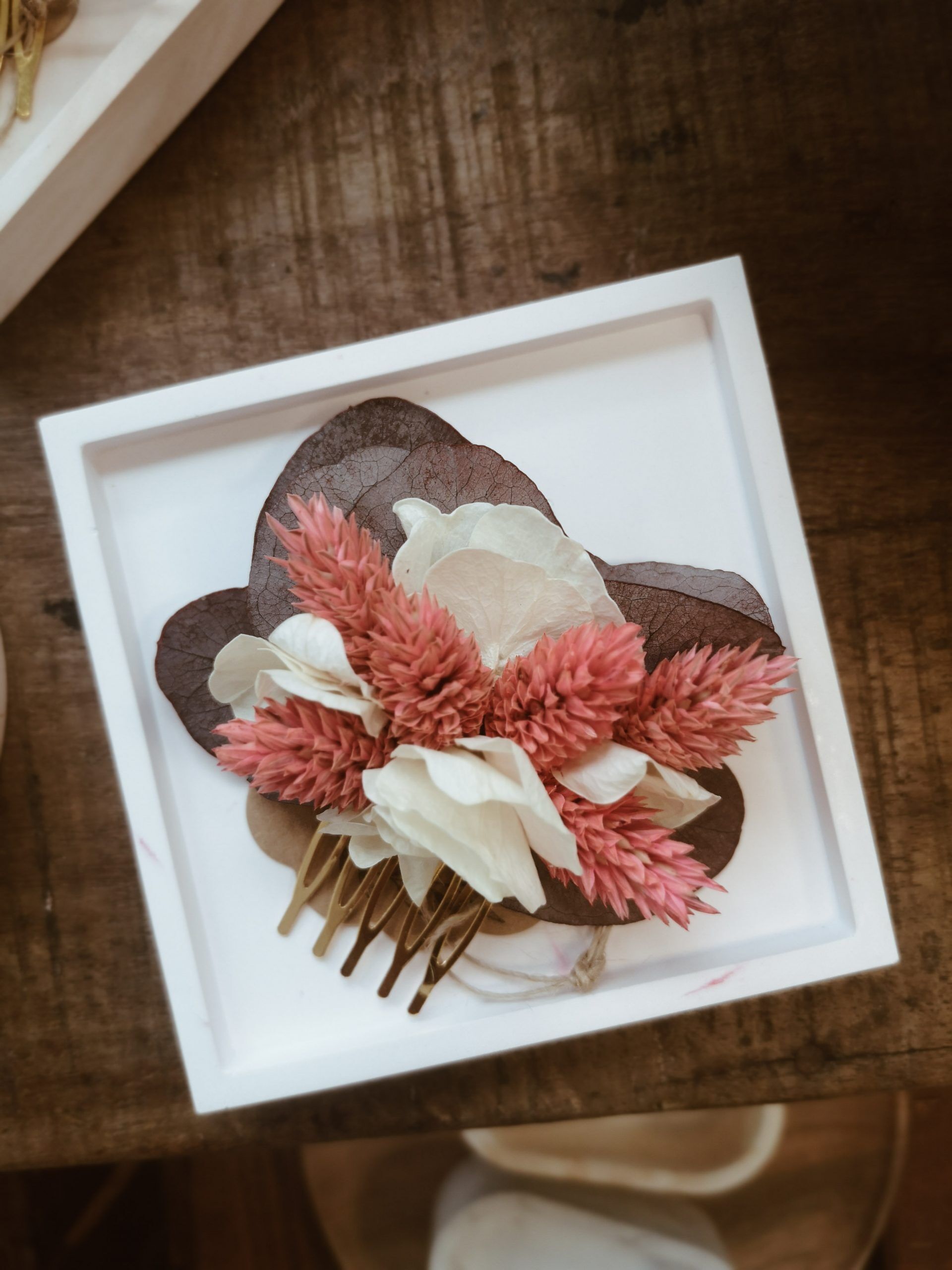 Handgefertigter Haarkamm aus Trockenblumen