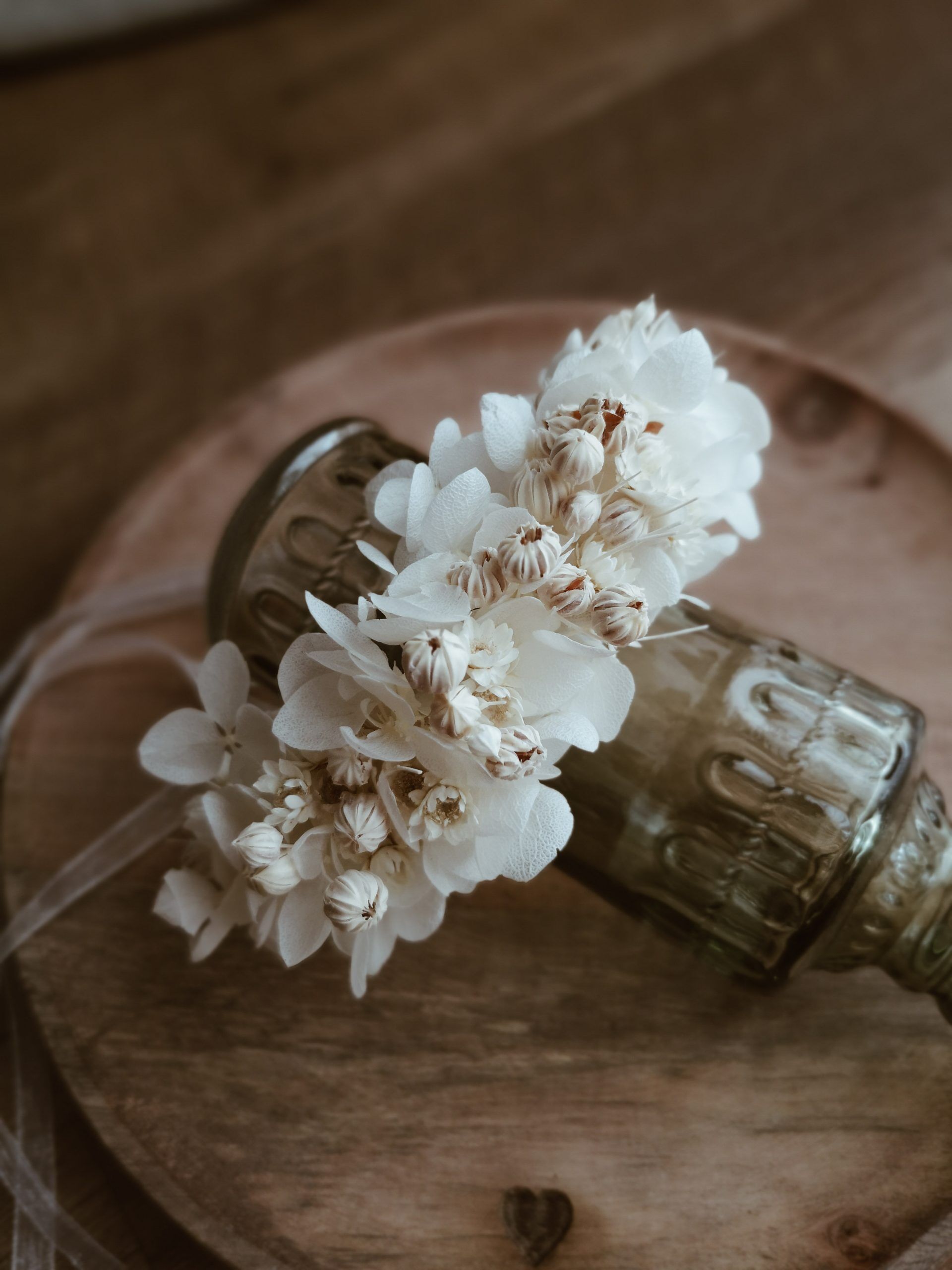 Handgefertigtes Armband aus Trockenblumen