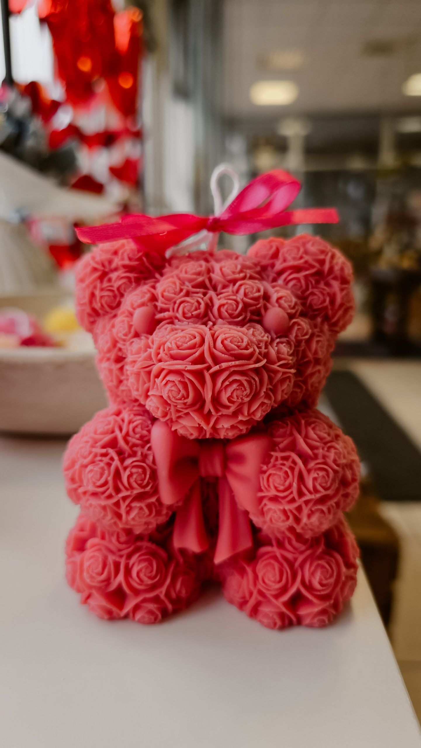 Handgefertigter Teddybär aus Bio-Sojawachs mit liebevoller 3D-Rosenverzierung