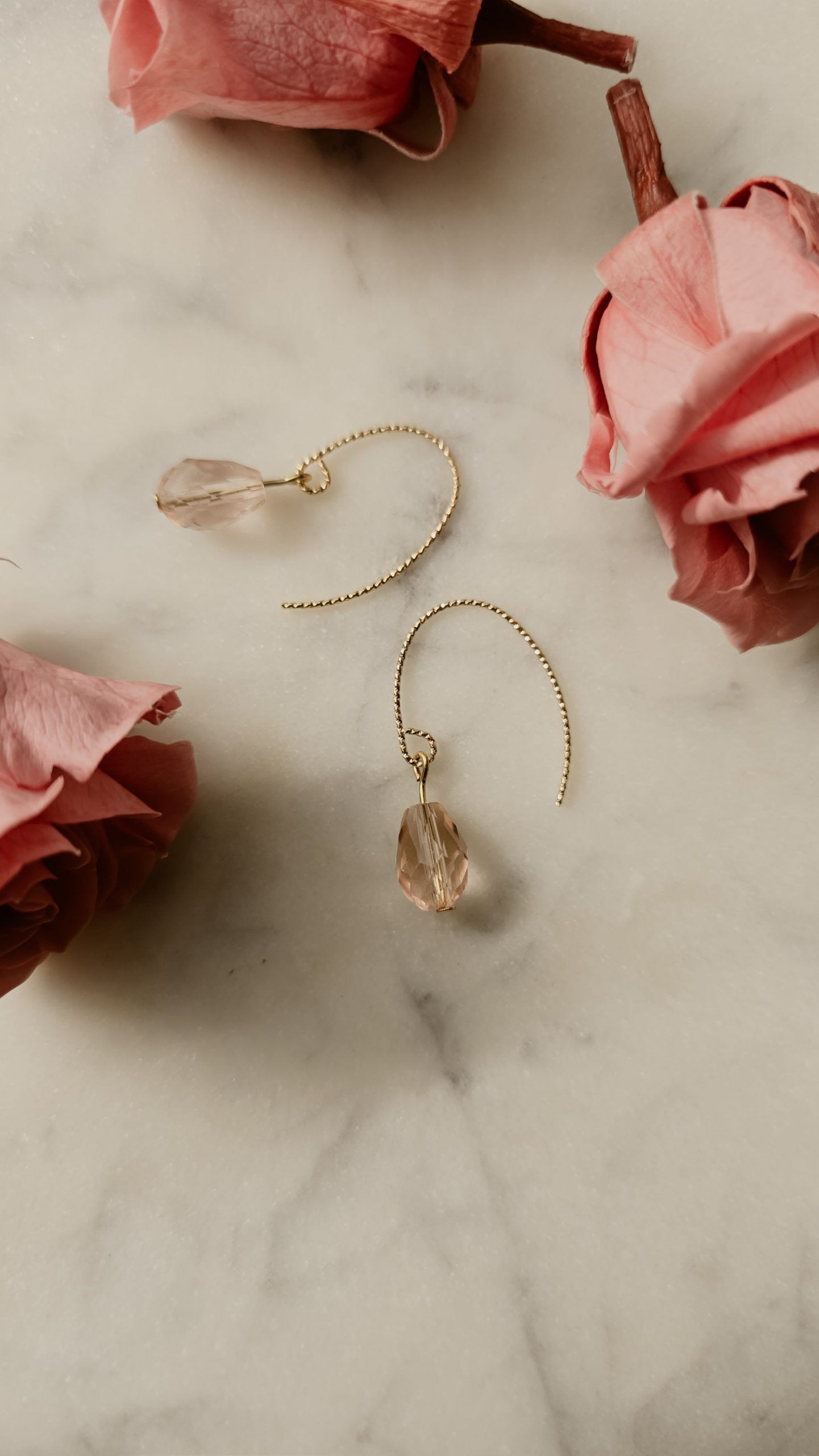 18K vergoldete Ohrringe mit rosafarbenen Glasperlen